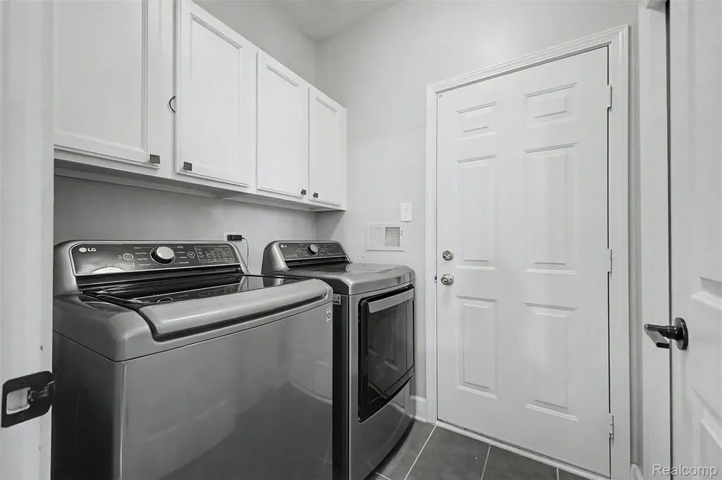 8179 Creekside Drive Westland City MI 48185