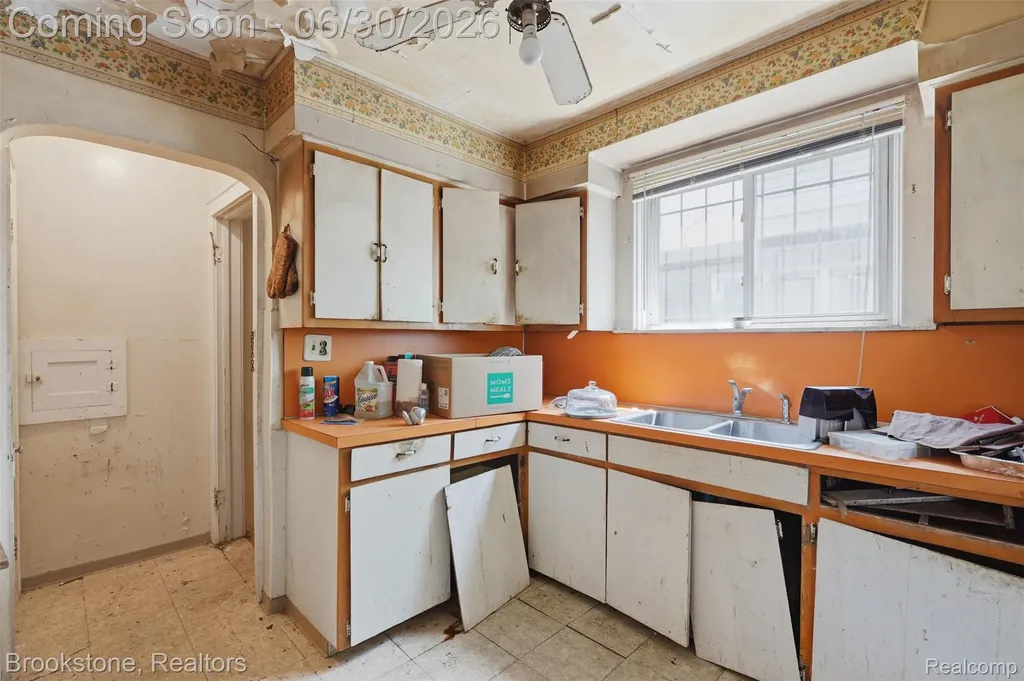 16247 Roselawn Street Detroit City MI 48221