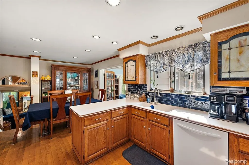 15433 Richfield Street Livonia City MI 48154
