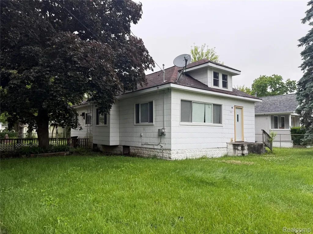 2137 E Buder Avenue Burton City MI 48529