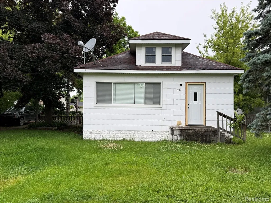 2137 E Buder Avenue Burton City MI 48529