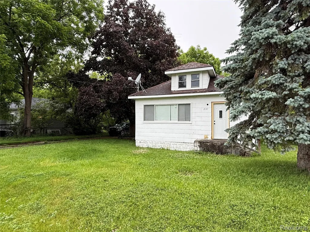 2137 E Buder Avenue Burton City MI 48529