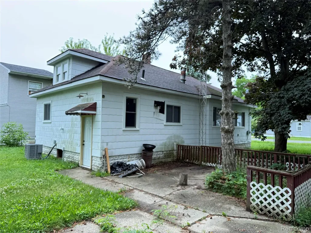 2137 E Buder Avenue Burton City MI 48529