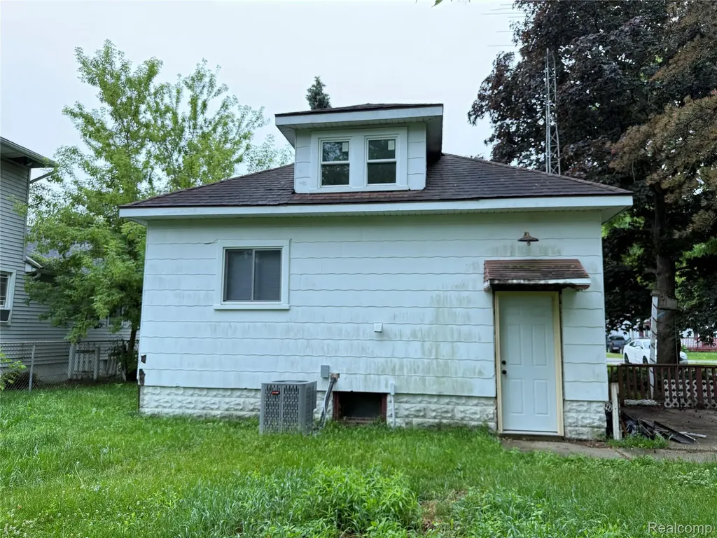 2137 E Buder Avenue Burton City MI 48529