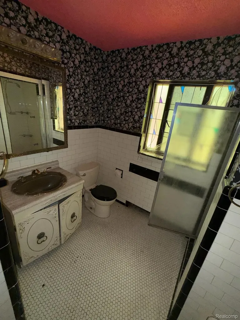 17594 Indiana Street Detroit City MI 48221