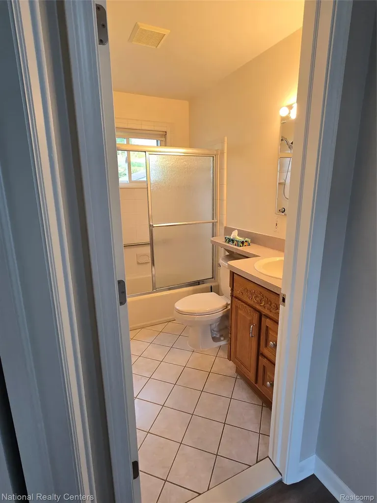 25279 Cole Street Roseville City MI 48066