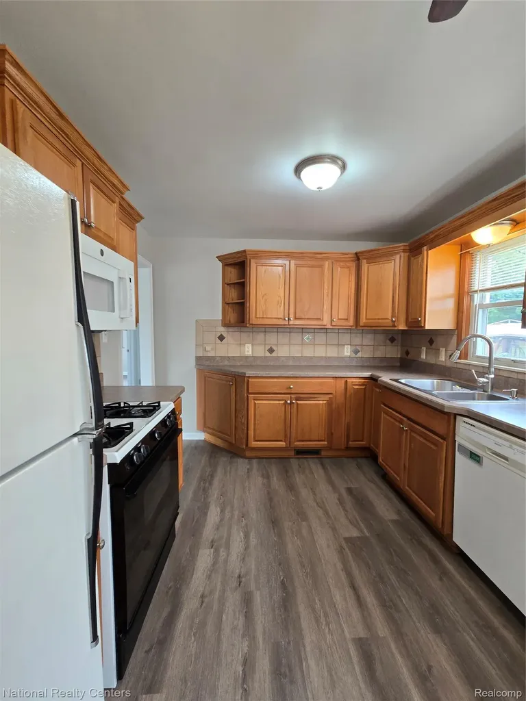 25279 Cole Street Roseville City MI 48066