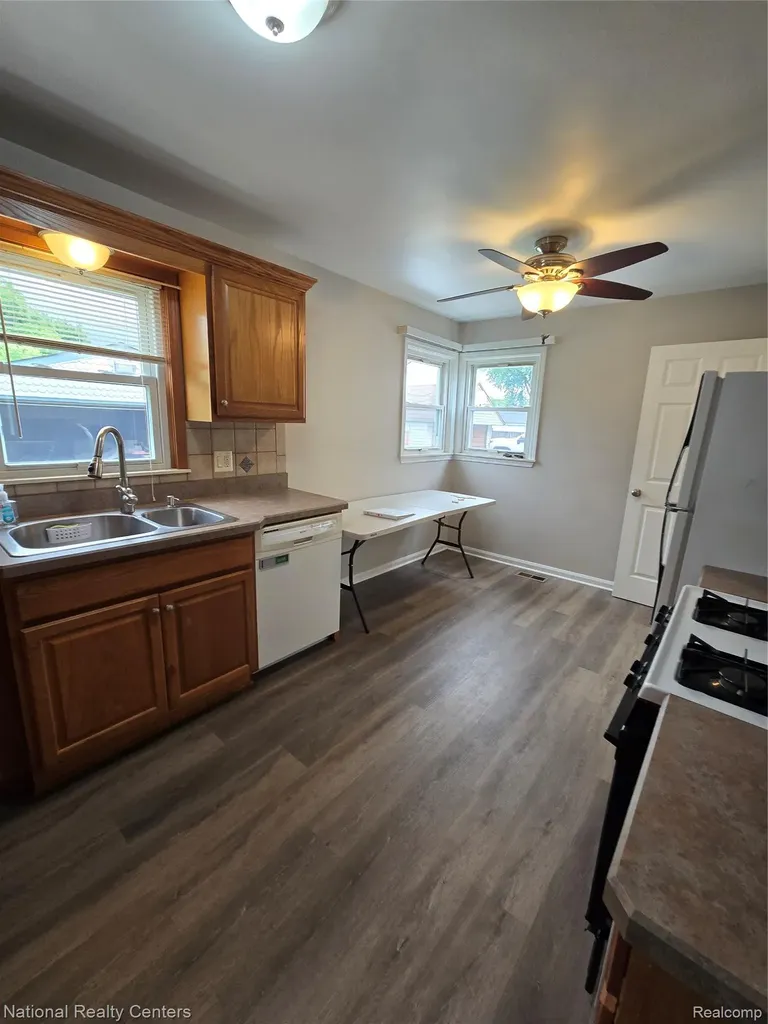 25279 Cole Street Roseville City MI 48066