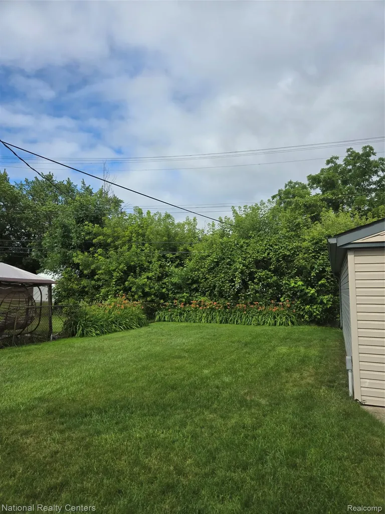 25279 Cole Street Roseville City MI 48066