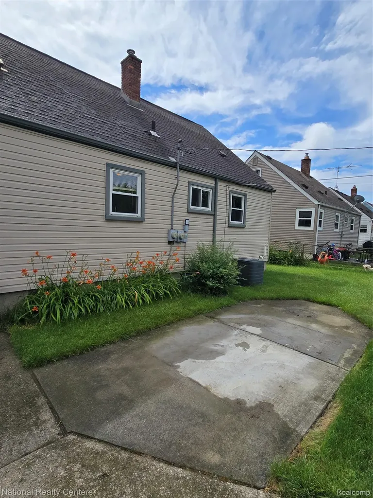 25279 Cole Street Roseville City MI 48066