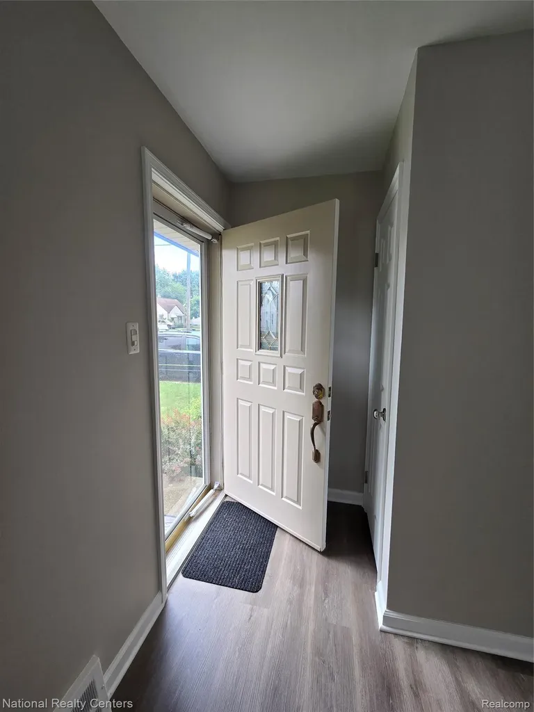 25279 Cole Street Roseville City MI 48066
