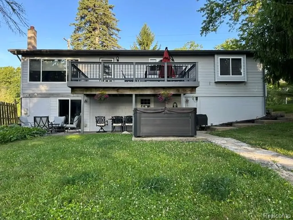 15471 Whitaker Road Fenton Charter Township MI 48451