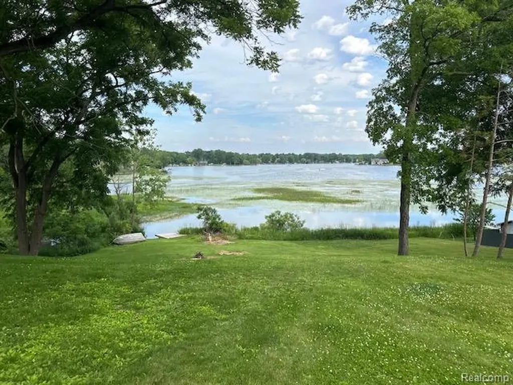 15471 Whitaker Road Fenton Charter Township MI 48451