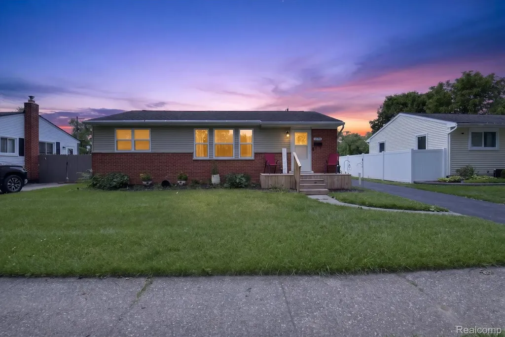 1370 Parkwood Avenue York Charter Township MI 48198