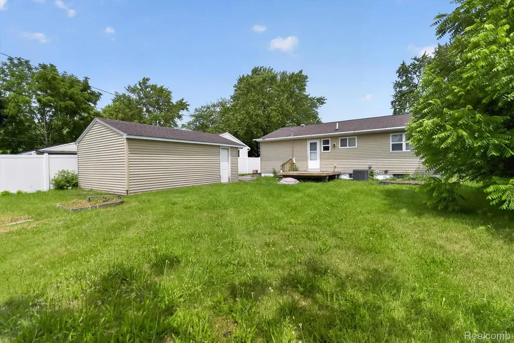 1370 Parkwood Avenue York Charter Township MI 48198