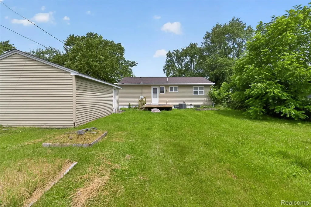 1370 Parkwood Avenue York Charter Township MI 48198