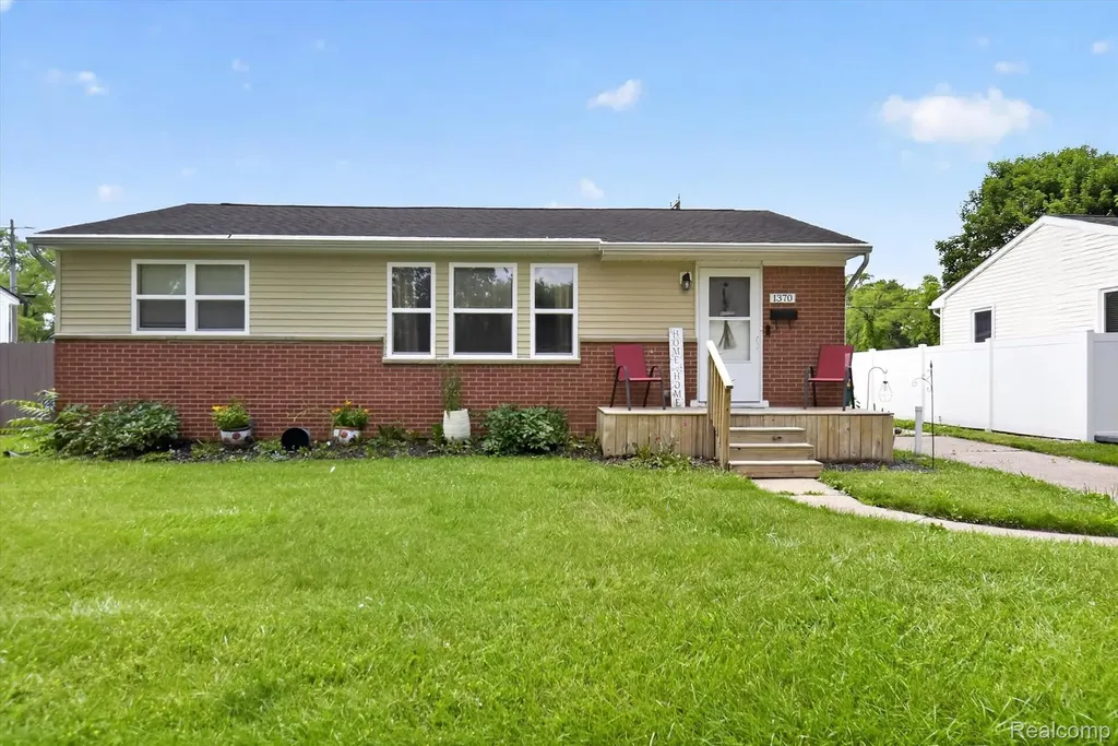1370 Parkwood Avenue York Charter Township MI 48198