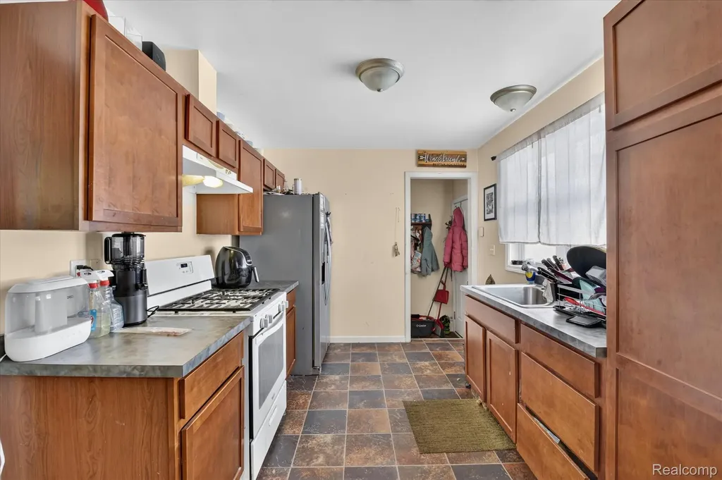 1370 Parkwood Avenue York Charter Township MI 48198