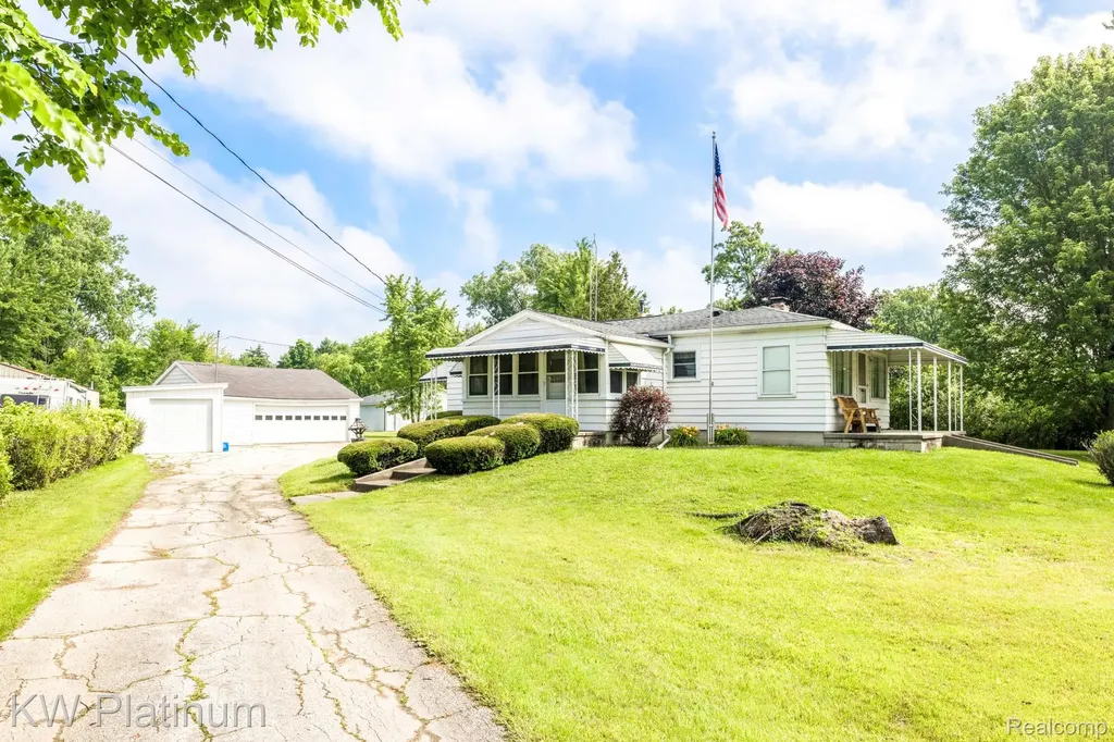 5930 Gratiot Avenue St. Clair Township MI 48079