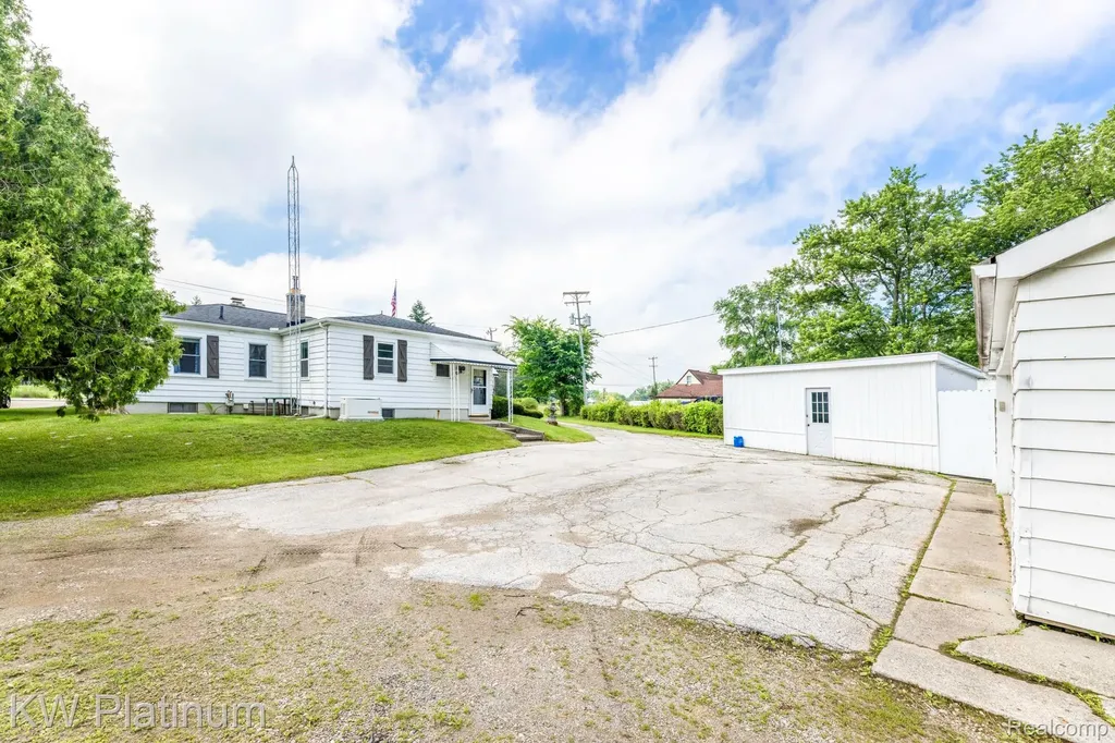 5930 Gratiot Avenue St. Clair Township MI 48079