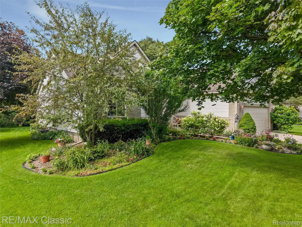 7671 Vamoco Drive Waterford Charter Township MI 48327