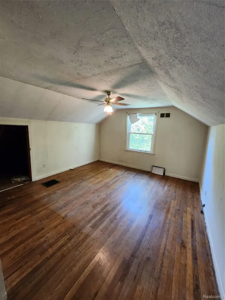 4437 Washington Street Wayne City MI 48184