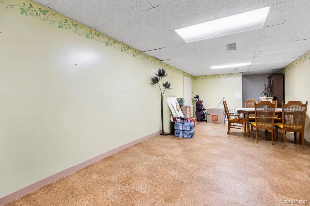 26552 Wagner Avenue Warren City MI 48089