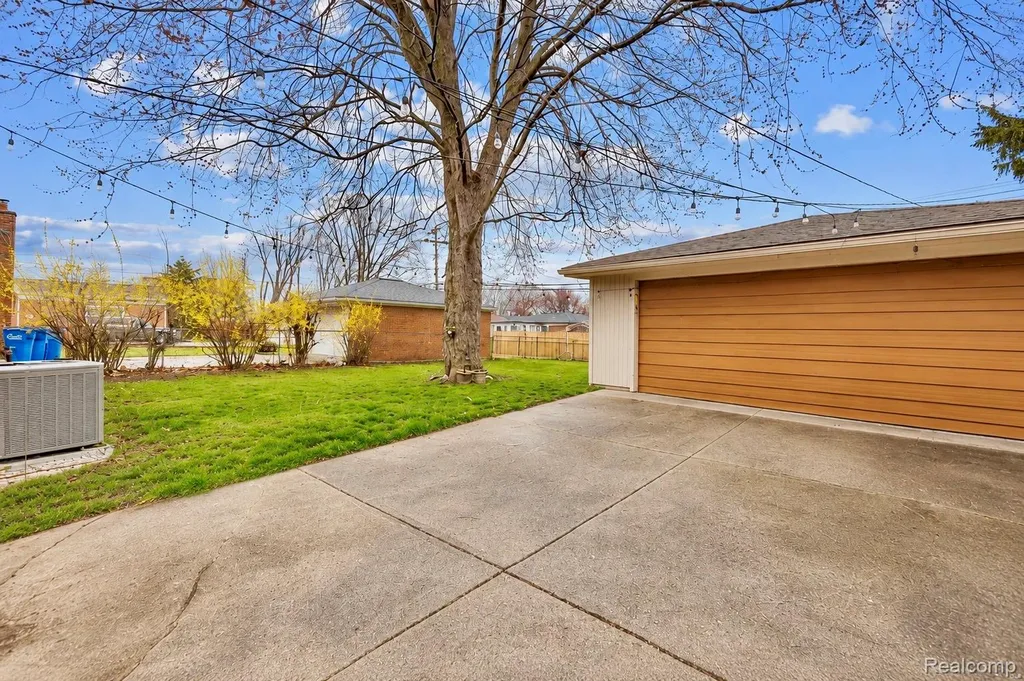 26552 Wagner Avenue Warren City MI 48089