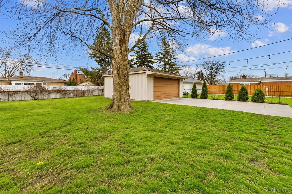 26552 Wagner Avenue Warren City MI 48089
