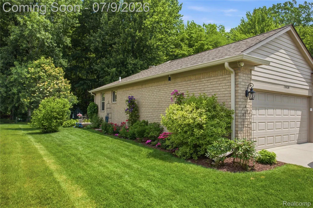 29939 Sugar Creek Drive Chesterfield Township MI 48047