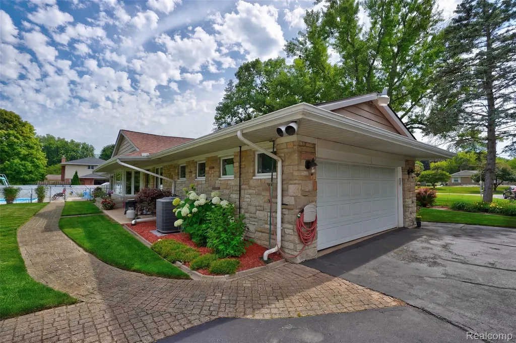 1360 Kra Nur Drive Burton City MI 48509