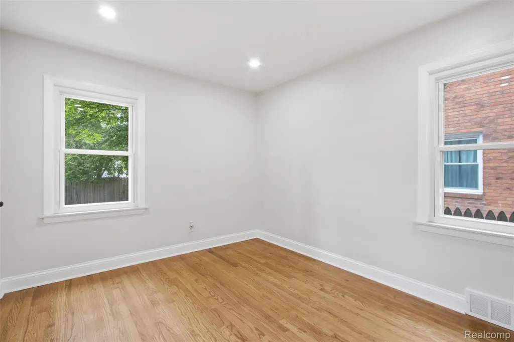 1388 Vernier Road Grosse Pointe Woods City MI 48236