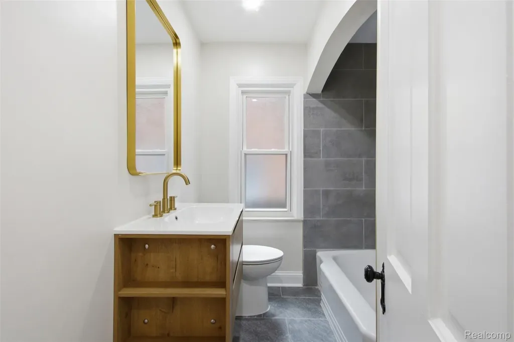 1388 Vernier Road Grosse Pointe Woods City MI 48236