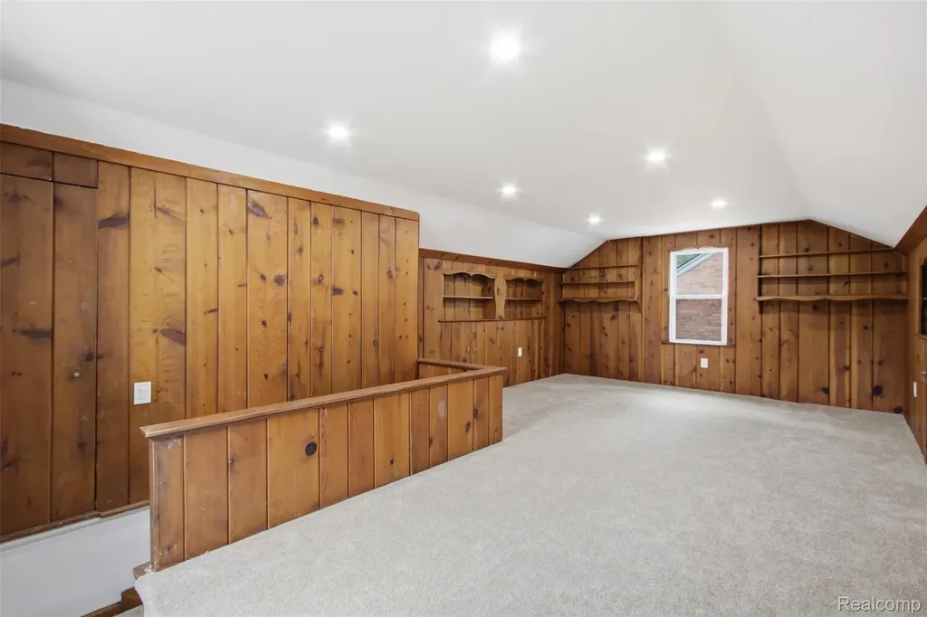 1388 Vernier Road Grosse Pointe Woods City MI 48236