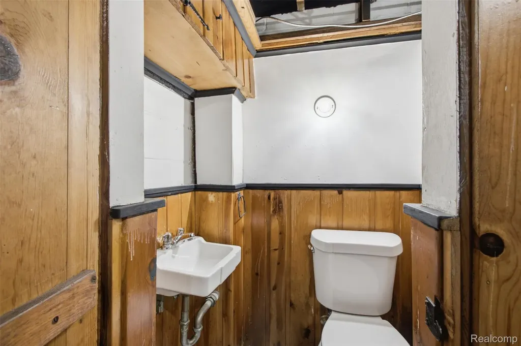 1388 Vernier Road Grosse Pointe Woods City MI 48236