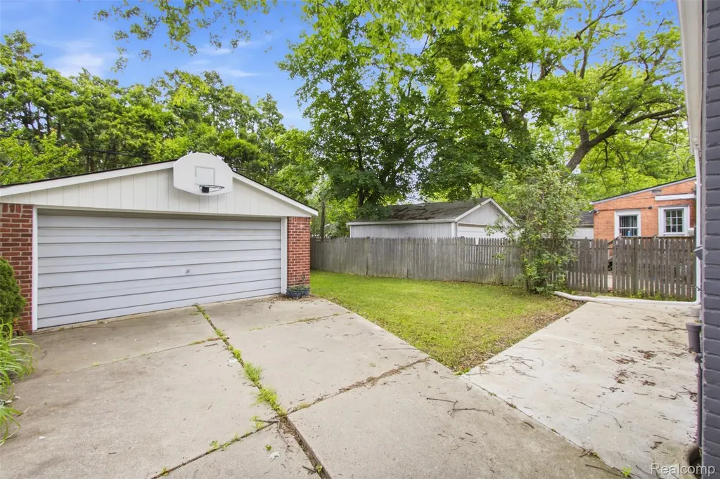 1388 Vernier Road Grosse Pointe Woods City MI 48236