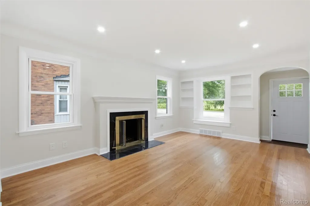 1388 Vernier Road Grosse Pointe Woods City MI 48236