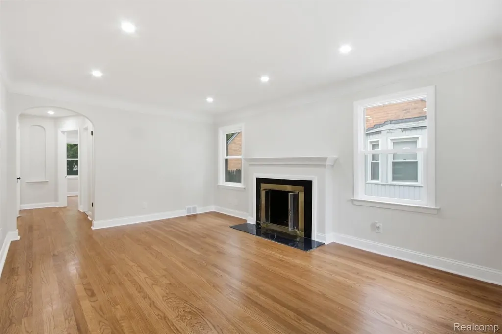 1388 Vernier Road Grosse Pointe Woods City MI 48236