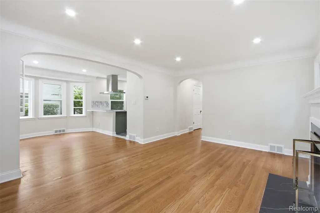 1388 Vernier Road Grosse Pointe Woods City MI 48236