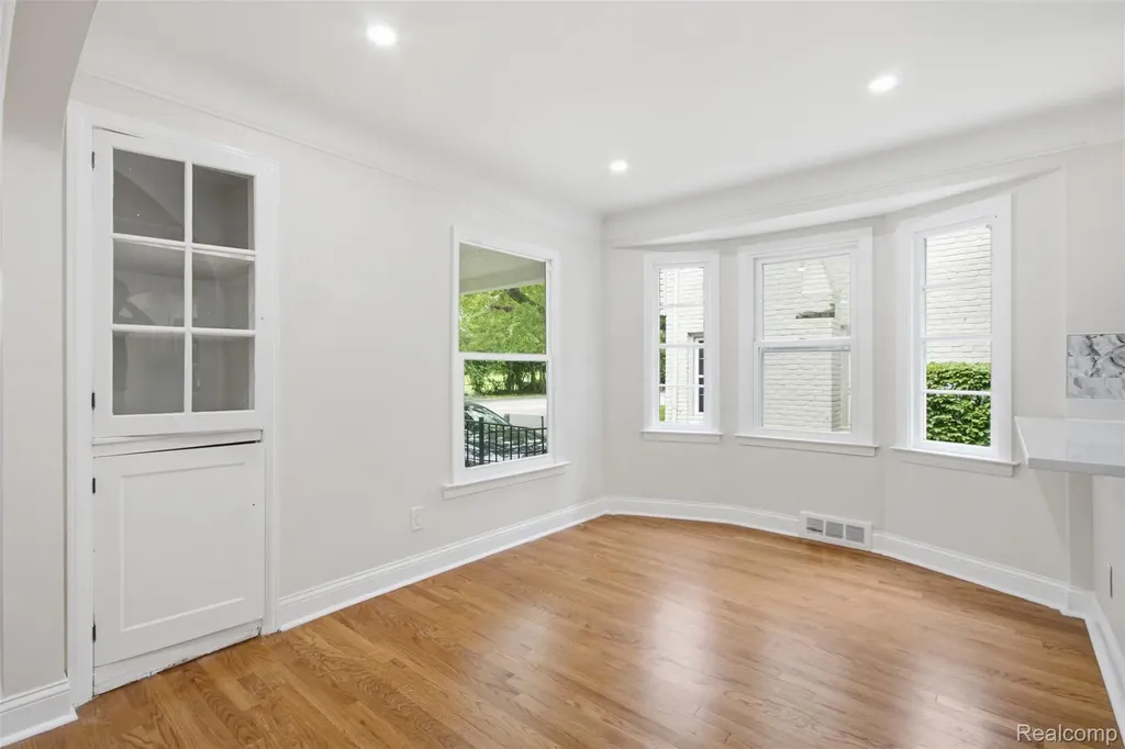 1388 Vernier Road Grosse Pointe Woods City MI 48236