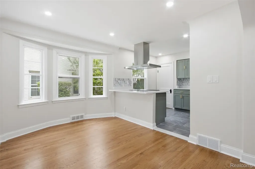1388 Vernier Road Grosse Pointe Woods City MI 48236