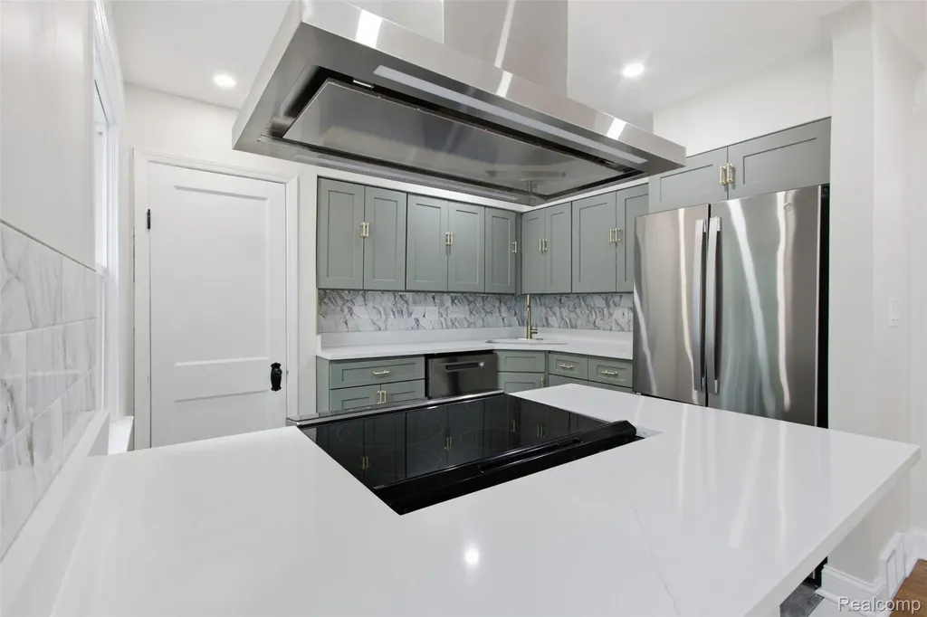 1388 Vernier Road Grosse Pointe Woods City MI 48236