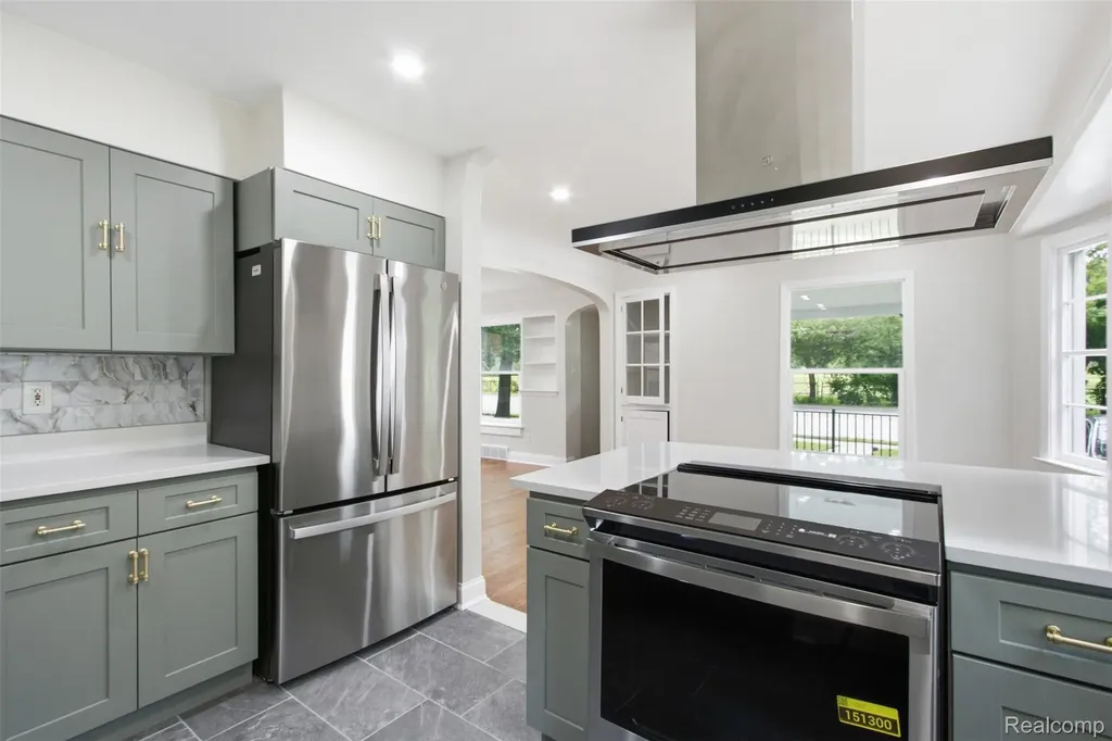 1388 Vernier Road Grosse Pointe Woods City MI 48236