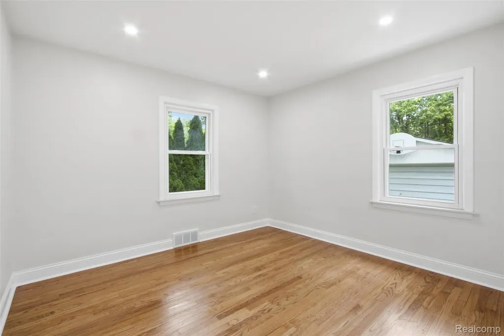 1388 Vernier Road Grosse Pointe Woods City MI 48236