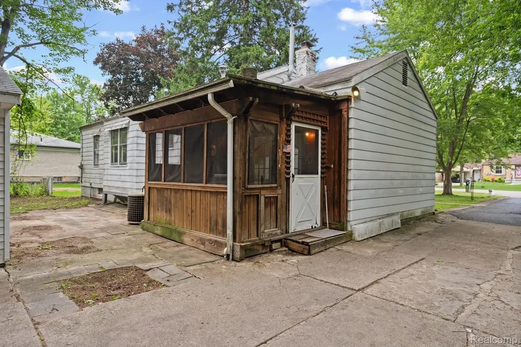 22341 Nancy Avenue Southfield City MI 48033