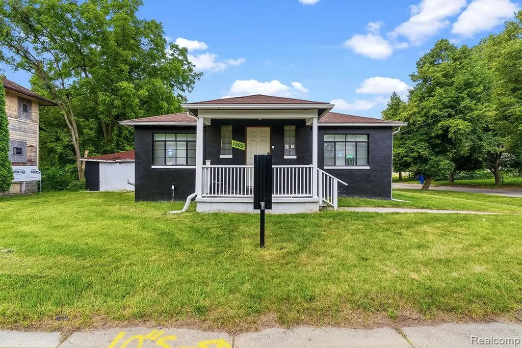 1202 S Grand Traverse Street Flint City MI 48502