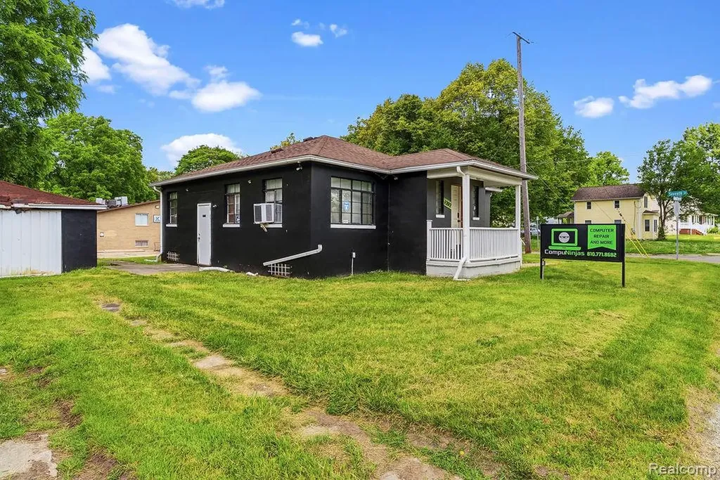 1202 S Grand Traverse Street Flint City MI 48502