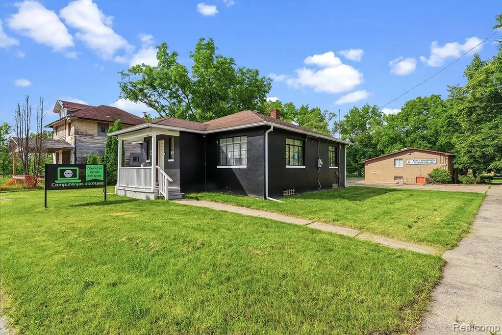 1202 S Grand Traverse Street Flint City MI 48502