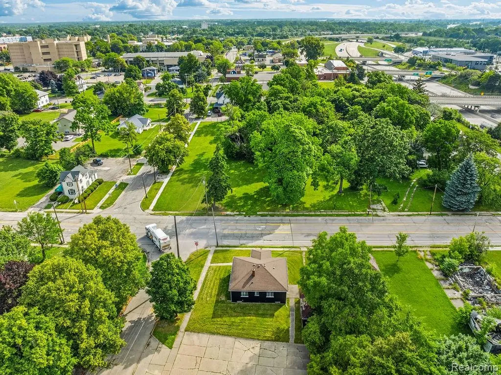 1202 S Grand Traverse Street Flint City MI 48502