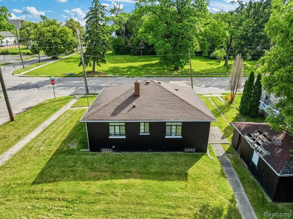 1202 S Grand Traverse Street Flint City MI 48502